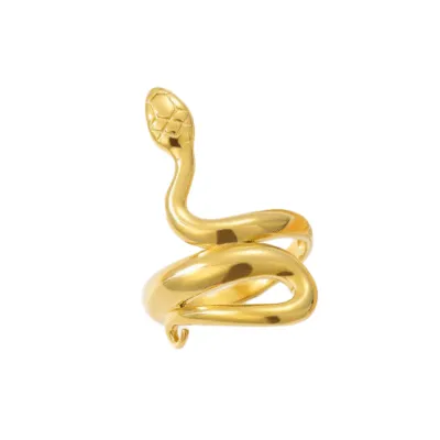 Bague serpent dorée enroulée, tête aux écailles gravées dressée, fond blanc