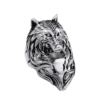 Bague en forme de tête de loup argentée, pelage gravé et ajouré