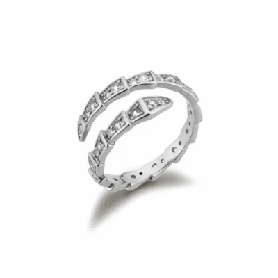 Bague argentée en forme de serpent enroulé, écailles serties de pierres claires