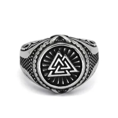 Chevalière viking argentée avec Valknut en relief sur fond noir rayonné