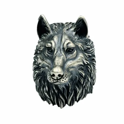 Chevalière en forme de tête de loup sculptée, patine sombre et reliefs clairs