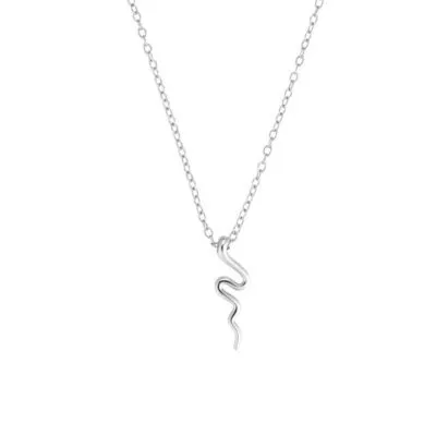 Collier à chaîne fine argentée avec petit pendentif serpent ondulé