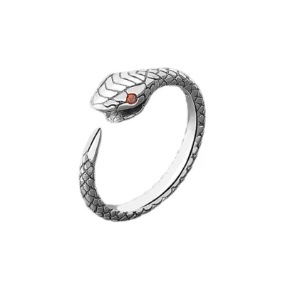 Bague serpent argentée ouverte avec écailles gravées et œil rouge