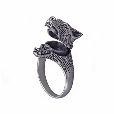 Bague argentée à tête de loup articulée, gueule ouverte et pelage gravé