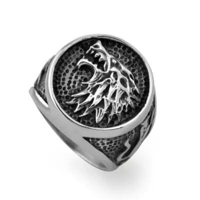 Chevalière ronde en acier avec tête de loup en relief sur fond noir