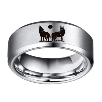 Bague argentée satinée gravée de deux loups noirs et d'une lune