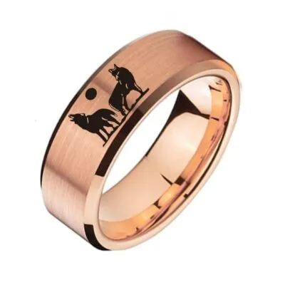 Bague large rose dorée brossée gravée de deux loups noirs devant la lune