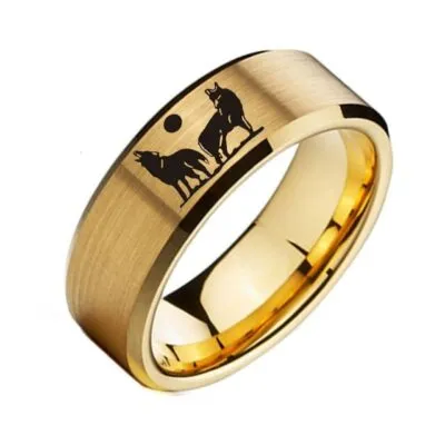 Bague dorée brossée avec deux loups noirs hurlant devant la lune