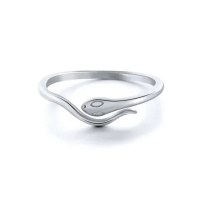 Bague fine argentée en forme de serpent enroulé, tête posée sur l'anneau