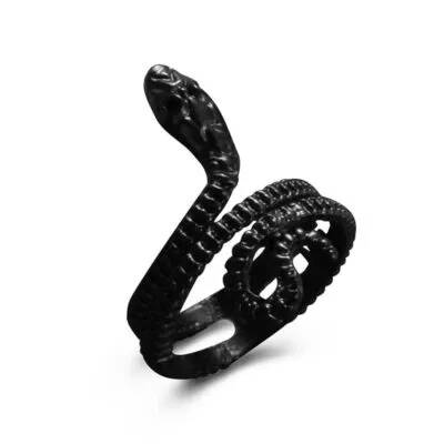 Bague noire en forme de serpent enroulé, tête dressée, écailles en relief