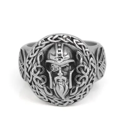 Chevalière viking argentée ornée d'une tête d'Odin casquée entourée d'entrelacs