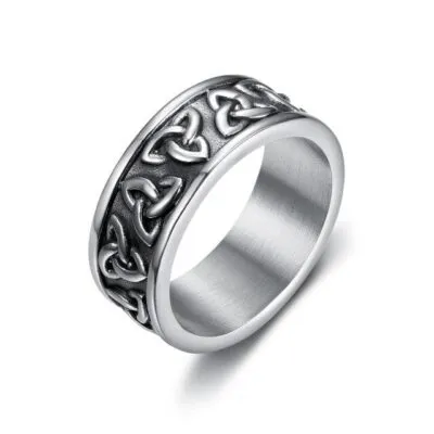 Bague large argentée ornée de triquetras en relief sur fond noirci