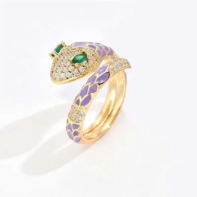 Bague serpent dorée enroulée, écailles émail mauve, pierres claires et yeux verts