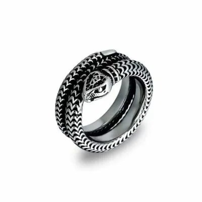Bague serpent argentée à écailles noircies, enroulée en deux tours autour du doigt