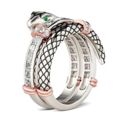 Bague serpent argentée aux écailles noires, pierres blanches et yeux verts