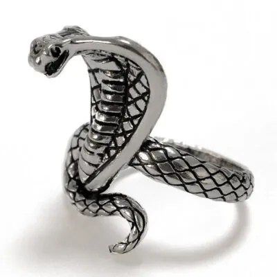Bague cobra argentée au corps enroulé, capuche dressée et écailles noircies