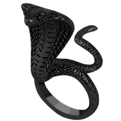 Bague cobra noire, capuchon déployé et corps enroulé autour du doigt