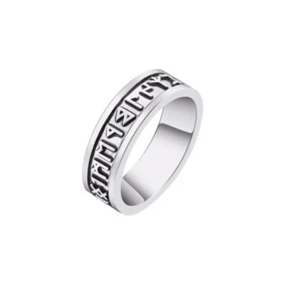 Bague viking argentée large gravée de runes en relief sur fond sombre