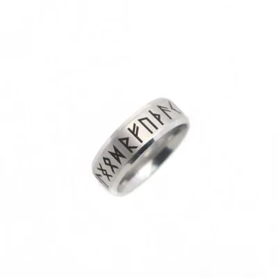 Bague anneau argenté mat à bords biseautés gravée de runes noires