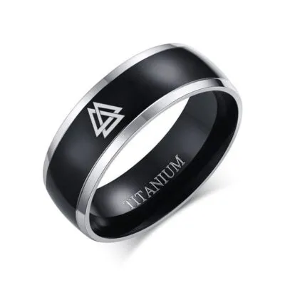 Bague noire à bords argentés ornée d'un Valknut, inscription TITANIUM à l'intérieur