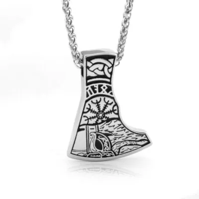 Pendentif hache viking argenté gravé du casque d'effroi, de runes et d'un corbeau