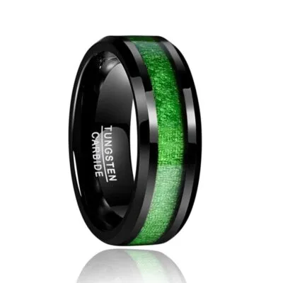 Bague noire à bande centrale verte texturée, bords biseautés, vue de trois quarts