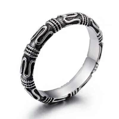 Bague fine noire et argentée ornée de serpents en S et de bandeaux perlés