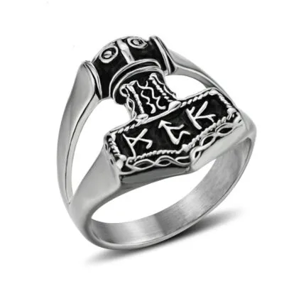 Bague argentée avec marteau de Thor noirci, runes et entrelacs gravés