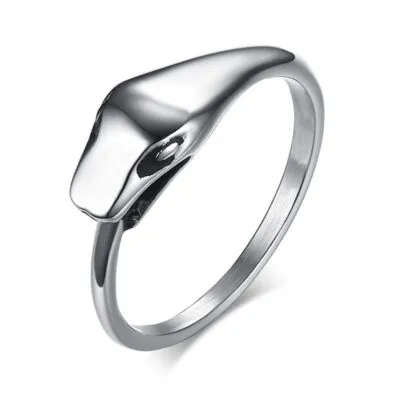 Bague argentée fine à tête de serpent polie sur fond blanc