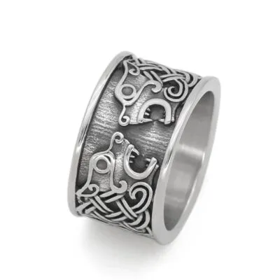 Bague viking large en acier avec deux têtes de loup en relief
