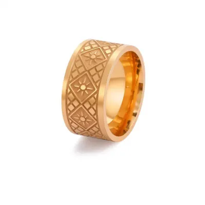 Bague large dorée avec losanges en relief ornés d'un soleil et fond quadrillé