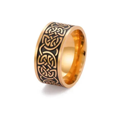 Bague large dorée à nœuds celtiques sur fond noir, vue de trois quarts