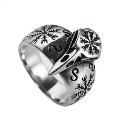Bague argentée large avec crâne de corbeau en relief et symboles gravés noircis