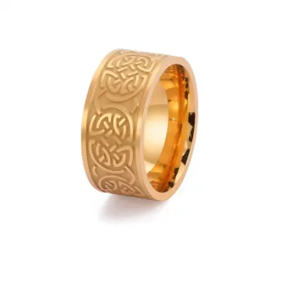 Bague large dorée à motif de nœuds celtiques en relief