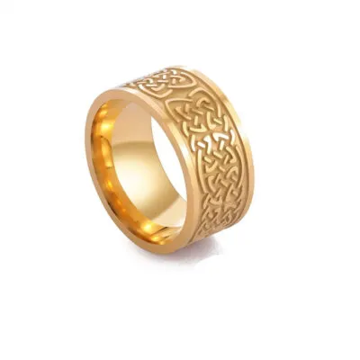 Bague large dorée gravée d'un entrelacs celtique en relief, bords biseautés