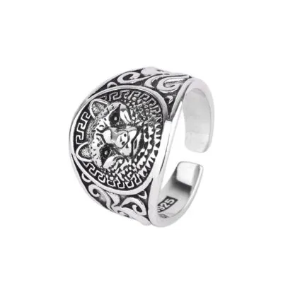 Bague large argentée vieillie avec tête de loup en relief et volutes