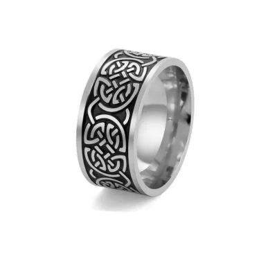 Bague large en acier argenté à nœuds celtiques sur fond noir