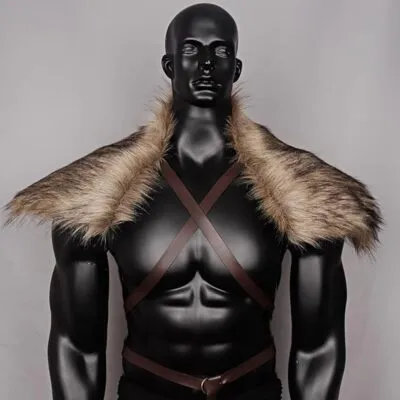 Cape d'épaules en fausse fourrure beige et marron avec sangles croisées sur mannequin