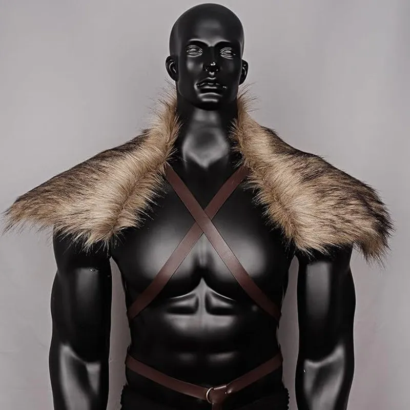 Cape d'épaules en fausse fourrure beige et marron avec sangles croisées sur mannequin