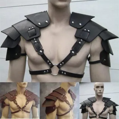 Épaulières viking en simili-cuir noir avec harnais et anneau, sur mannequin