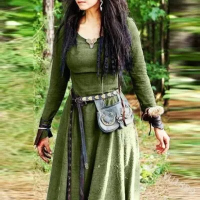 Robe viking femme bleue à manches longues, portée avec ceinture et sacoche